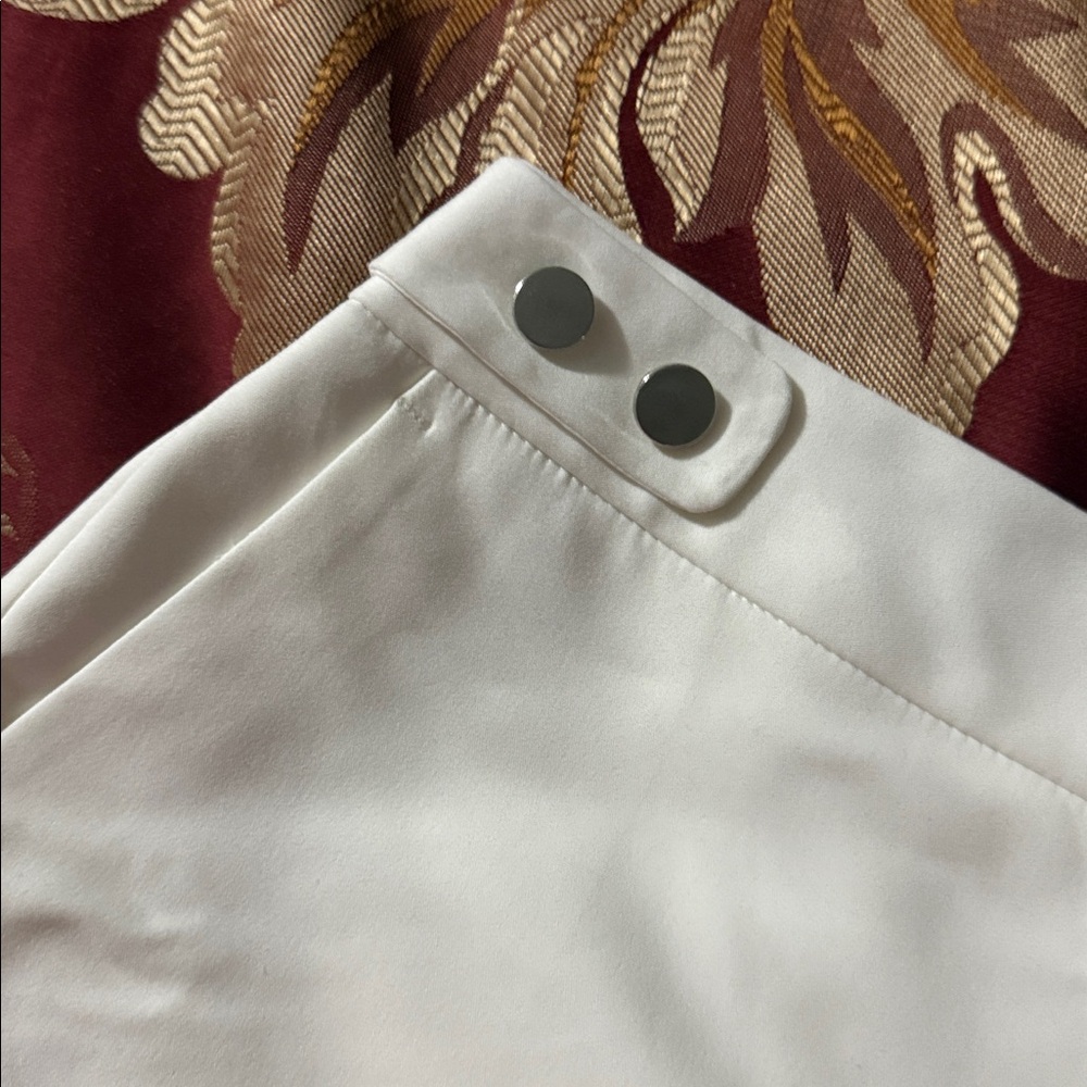 Elle Classic White Shorts - Picture 2 of 4